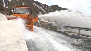 "Am vrut să fac tot traseul, dar am venit puțin cam devreme". Reacţia turiştilor când au văzut troienele de 4 m de pe Transfăgărăşan