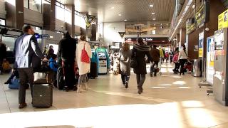 Un bărbat le-a arătat pasagerilor pistolul, pe aeroportul din Timișoara. A fost încătușat când a pus mâna pe armă