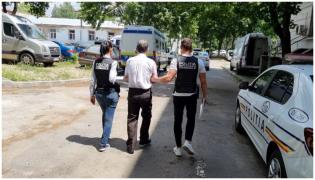 Un profesor din Craiova, acuzat că îi cerea unei eleve favoruri sexuale, în schimbul unei medii mari. Bărbatul de 66 de ani a fost reţinut