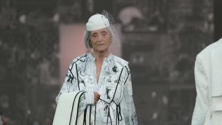 "Are o prezență absolut magnetică". O fostă chimistă a pășit pentru prima dată pe un podium de modă la 75 de ani