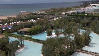 Hotelul viitorului, construit în Antalya. Turiștii au parte de camere controlate prin smartphone și asistenți personali