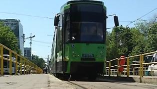 Tramvaiele noi aduse din Arad în Capitală sunt prea lungi. Vara vor circula doar goale prin Bucureşti