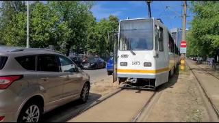 10 tramvaie blocate în Pipera, din cauza unui şofer care a parcat maşina pe şine
