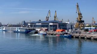 O ambarcaţiune cu zeci de migranţi la bord, depistată în dreptul stațiunii Costinești. Nava supraaglomerată venea din Turcia