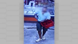 Un polițist din Șelimbăr a fost prins la furat din magazin. Pentru produsele de 50 de lei s-a ales cu dosar penal