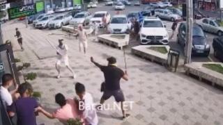 Bătaie cu bâte, săbii, spray paralizant și bolovani, lângă gara din Bacău. Un individ a scos și o armă, pentru a-și intimida adversarii