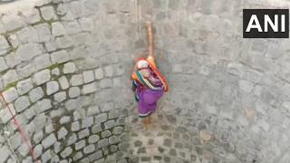 O femeie din India escaladează peretele unei fântâni pentru a face rost de apă, riscându-și viața. VIDEO viral