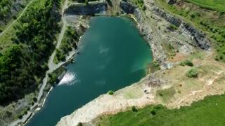 Paradisul secret din inima României. Imagini spectaculoase filmate cu drona la Racoş, peste lacul de smarald