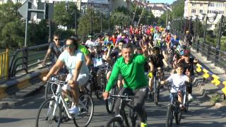 Ziua Mondială a Bicicletei. Sute de copii au pedalat alături de părinţi prin oraşul Piatra-Neamţ