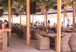 Primul weekend de vară. Cum s-au distrat turiștii pe malul mării