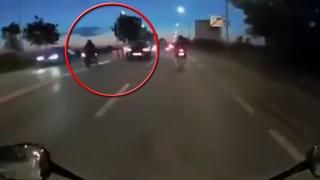 Imagini de coșmar! Momentul în care motociclistul din Ploiești a intrat în plin într-o mașină, pe contrasens. Tânărul n-a avut nicio șansă
