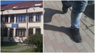 Un băiat de 14 ani înjunghiat în curtea unei şcoli din Bascov. Agresorul are 13 ani şi este un copil problemă. Unde ţinea ascuns briceagul