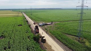 Drumul judeţean la care se lucrează de 3 ani şi e gata doar 10%. "Tot îl repară, îl fărâmă iară"