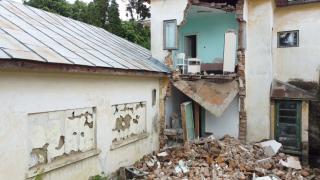 "E bine că cutremurele de obicei vin noaptea şi nu e nimeni". Pacienții și personalul medical își riscă viața zi de zi într-un dispensar dărâmat din Iași