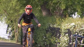 Sportul, esenţial pentru sănătate. Cum îi ajută pe copii mersul pe bicicletă, role sau trotinetă
