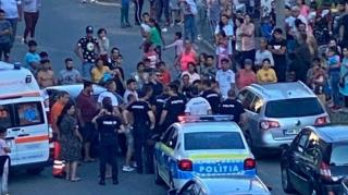 "Au dat-o cu capul de roata maşinii". Şoferiţă din Baia Mare, bătută de o mulţime violentă după ce a lovit un copil care a ţâşnit direct în şosea