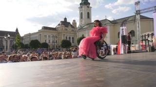 Frumuseţea trece dincolo de orice dizabilitate. 12 modele în scaune rulante au defilat la Oradea