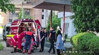 Un tânăr a căzut de la etajul trei al unui cămin studenţesc din Petroşani. Băiatul s-ar fi dezechilibrat pe casa scării