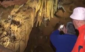 Comoară a Europei, aşezată la poalele Munţilor Pădurea Craiului. Atrage turiştii ca un magnet