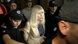 Când va fi adusă Elena Udrea în țară. Momentul când fostul ministru al Turismului iese cu cătușe din sala de judecată