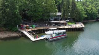 Un loc unic în Maramureş: lacul Firiza. O plimbare cu vaporaşul dezvăluie turiştilor un peisaj spectaculos