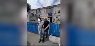 Un tânăr din Bucureşti se dădea medic, pentru a obţine bani de la oameni. A reuşit să ia aproape 3.000 de lei de la un bărbat de 77 de ani