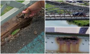 Faimosul Pod de Fier din Lugoj, pericol pentru trecători. Pe deasupra sunt puse flori, pe dedesubt îl sfărâmă rugina
