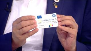 Cardurile sociale promise Guvern, distribuite cu o întârziere de 10 zile. Nu toate, iar oamenii mai au de aşteptat două săptămâni până vor primii banii