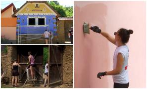 Festival de culoare în Banat. 400 de voluntari au reamenajat faţadele a zeci de case tradiţionale