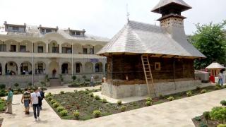 "Parcă zici că e un rai". Secretele Mănăstirii Sfânta Maria din Techirghiol, unde părintele Arsenie Papacioc a slujit 35 de ani