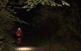 Traseu cu fiori pe Platoul Corneşti, din Târgu Mureş: Concurenţii au alergat prin pădure la competiţia Dracula Night Run