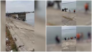 O maşină a plonjat în barajul de la Mihăileşti. A fost cu ajutorul unor chingi, iar șoferul transportat la spital