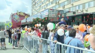 Cadoul Kremlinului de ziua naţională a Rusiei: 15 restaurante care copiază McDonald's. Cum arată la interior