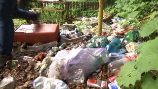 Valea Prahovei, un munte de mizerie. DN1 e "străjuit" de mormane de gunoi. Angajaţii de la salubritate se plâng că nu fac faţă