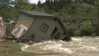 Celebrul parc naţional Yellowstone a fost închis pentru prima dată în istoria sa. Inundațiile fără precedent au făcut ravagii