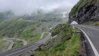 Circulaţia rutieră s-a redeschis pe Transfăgărăşan. Drumarii au reuşit să cureţe şoseaua mai repede ca în alţi ani