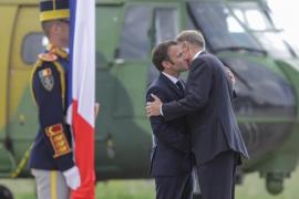 "Bine ai venit, dragă Emmanuel / Cher Klaus". Ce au anunţat Iohannis şi Macron după discuţia de peste o oră de la baza Kogălniceanu