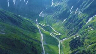 Transfăgărăşanul a fost redeschis circulaţiei, cu două săptămâni mai devreme. Reacţia turiştilor şi a comercianţilor