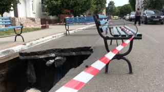 O șoferiță s-a prăbușit cu mașina într-un crater de 2 metri, în drum spre casă. Imagini șocante la Negrești, în Vaslui