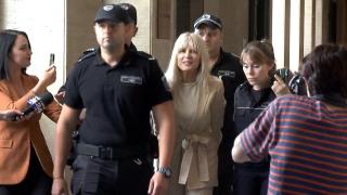 Elena Udrea a fost extrădată din Bulgaria şi este dusă la Târgşor. În ce condiţii va fi încarcerată, după ce s-a plâns bulgarilor de tratamentul din România