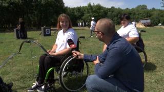 Imobilizată într-un scaun cu rotile de 17 ani după ce a căzut de la etaj, Simona a reînvăţat să se bucure de lucrurile simple, la Cupa Danubius