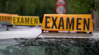 Fraudă la permise: 5.000 de euro pentru a li se şopti răspunsurile la proba teoretică