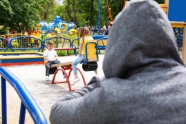 Un medic rezident din Cluj oferea copiilor între 15 şi 60 de lei, în schimbul favorurilor sexuale. Cum a fost prins tânărul de 25 de ani