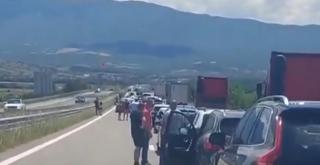 "N-au niciun motiv să ne ţină aici!" Turiștii români care vor să ajungă în Grecia așteaptă și câte patru-cinci ore să treacă de vameșii bulgari