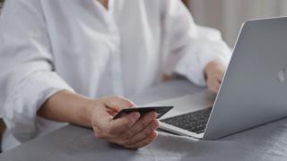 Românii economisesc cumpărând online: "Comparând ofertele, aleg mai bine și își gestionează mai bine bugetul"