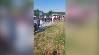 "Doamne, ferească Dumnezeu!". Accident grav pe o şosea din Gorj. Trei maşini au fost implicate. 6 victime dintre care două inconştiente