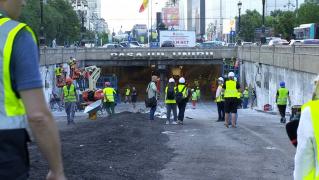 Prima zi de lucrări la Pasajul Unirii a adus pe şantier muncitori de la trei firme:  "Ca să construim trebuie să stricăm mai întâi"