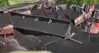 Cantitate uriaşă de cărbune, răsturnată pe calea ferată. Zeci de vagoane ale unui tren de marfă au deraiat, în SUA