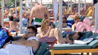 Apropierea de vârful de sezon aduce prețuri şi cu 40% la sută mai mari. De la 300 la 1.500 de lei pentru o noapte pe litoral