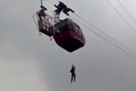 Turişti coborâţi pe frânghie de la sute de metri înălţime, după ce telecabina s-a stricat. 15 oameni, inclusiv copii și bătrâni, şi-au aşteptat salvarea în India